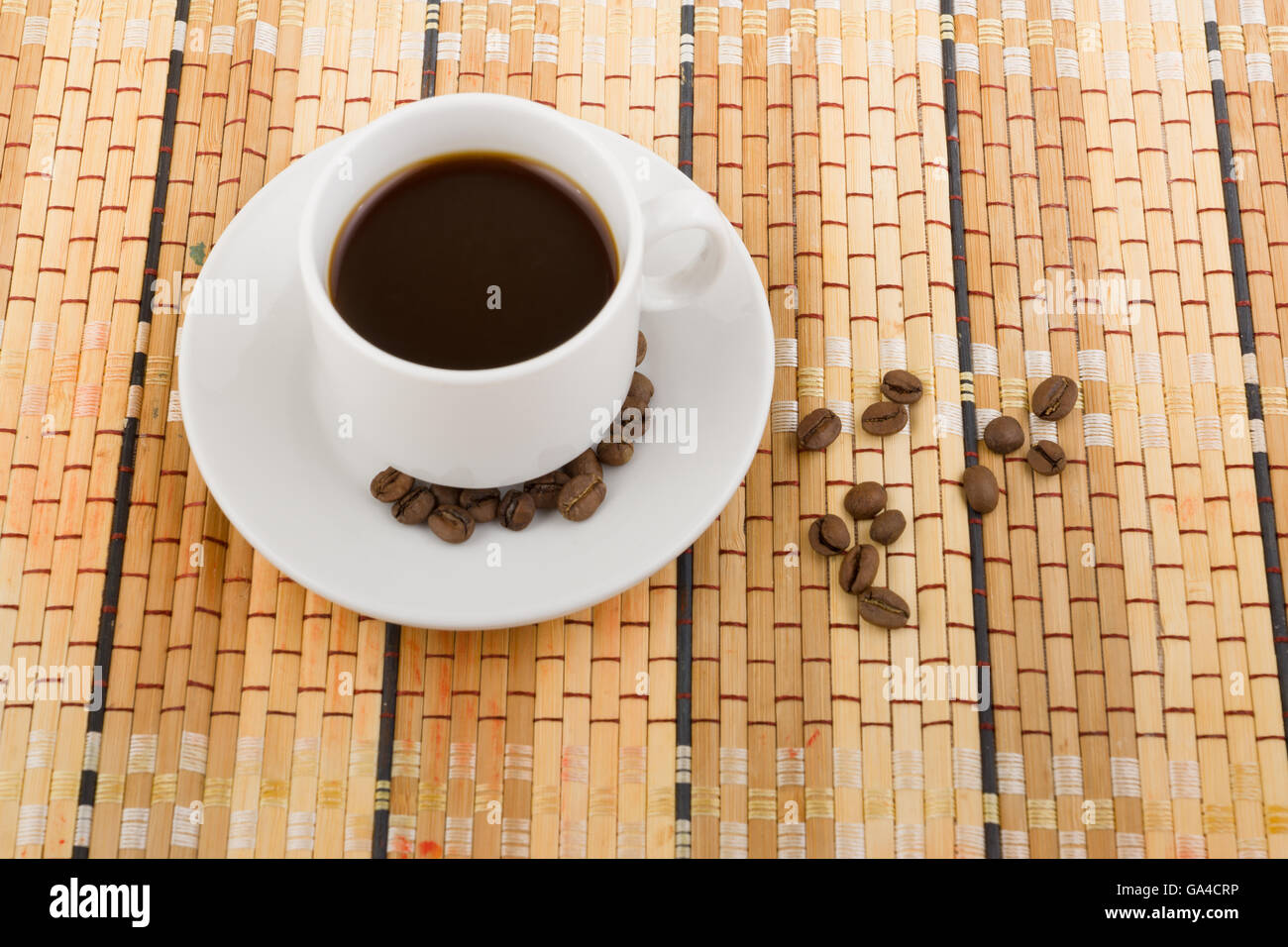 Set di utensili per preparare il caffè con i chicchi di caffè sono sparse Foto Stock