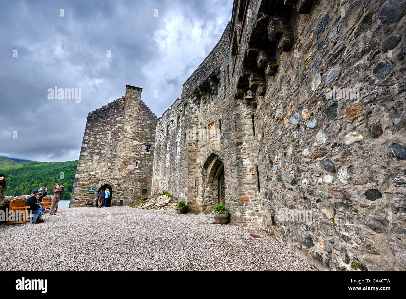 Eilean Donan Castle siede sulla Eilean Donan una piccola isola di marea dove tre laghi soddisfare Foto Stock