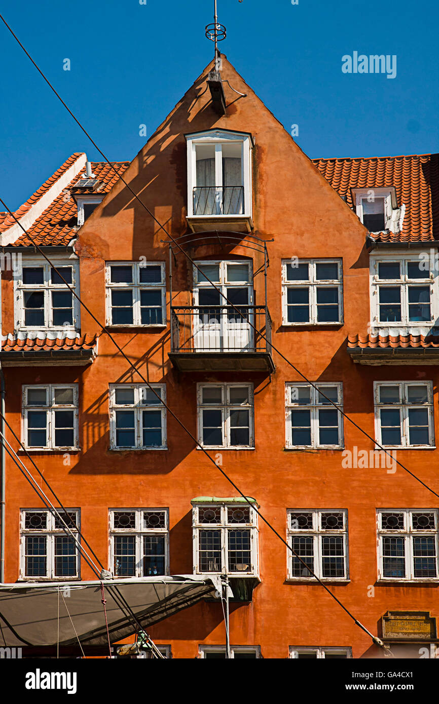 Vista della casa antica facciata nel porto di Nyhavn con la vecchia nave ormeggiata in parte anteriore. Foto Stock