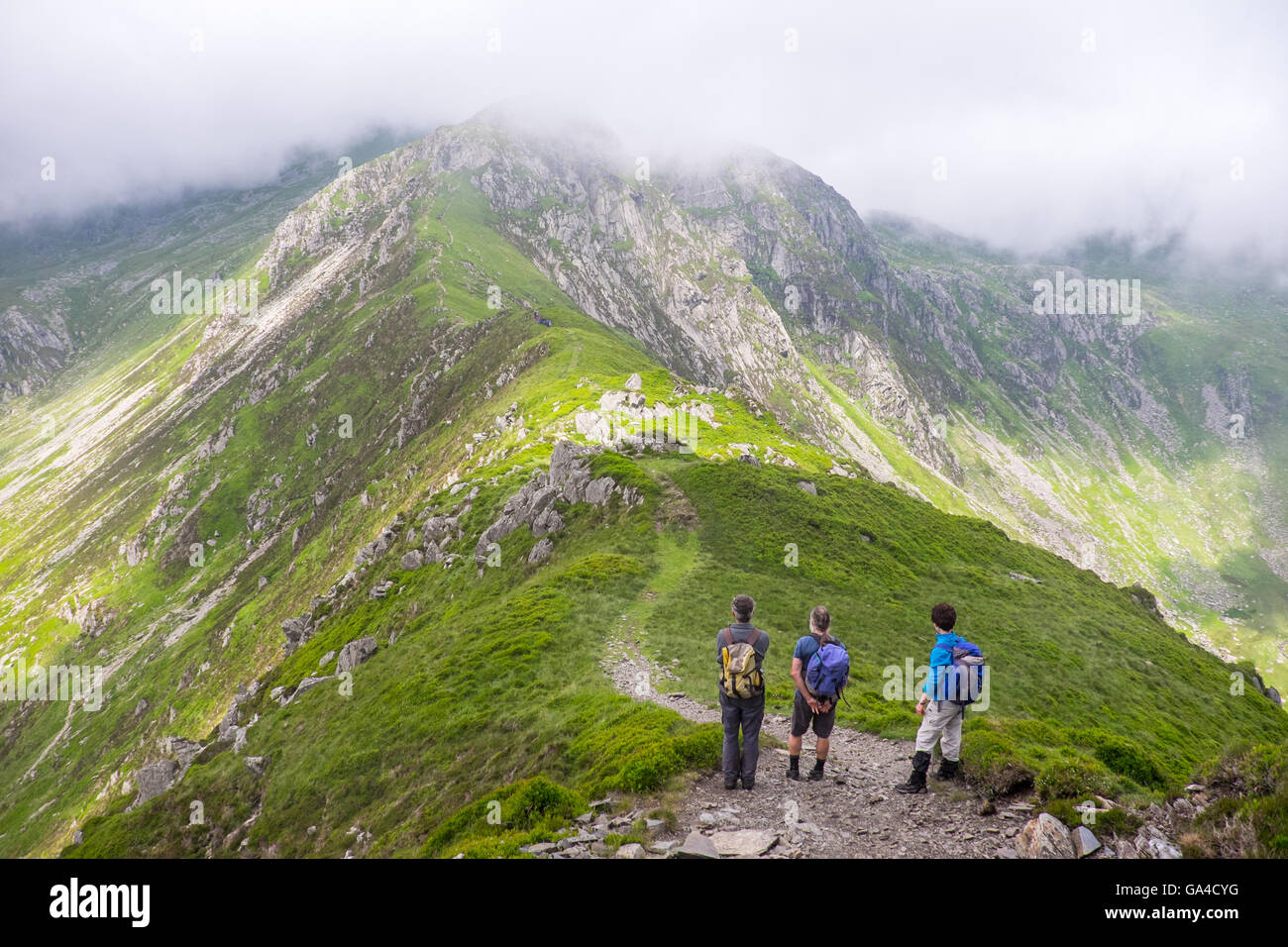 3 walkers sul sud est della cresta Carnedd Llewelyn, Snowdonia, Galles Foto Stock