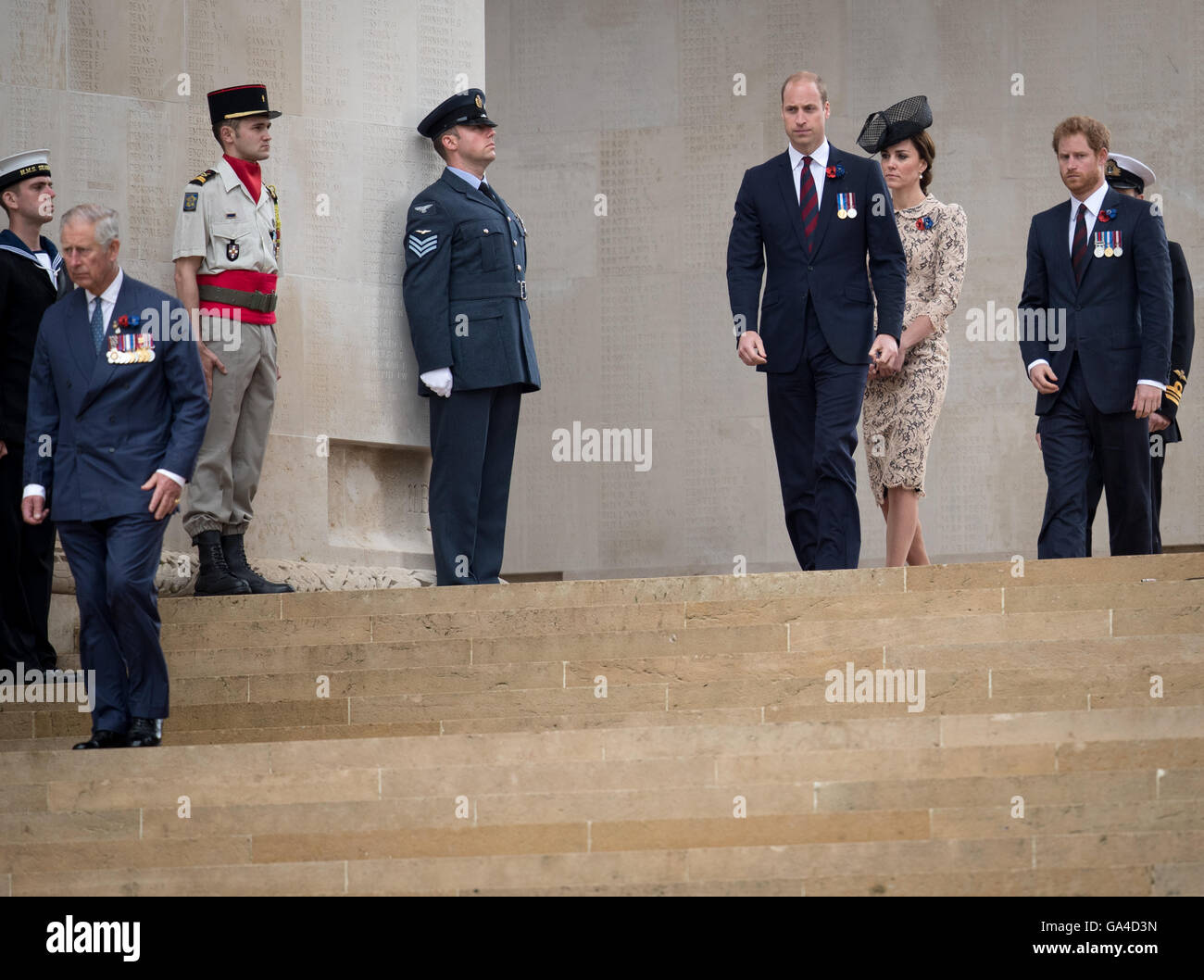 In Gran Bretagna da Principi William e Harry con Catherine, duchessa di Cambridge e il principe Charles, Principe di Galles, frequentare il centesimo anniversario dell inizio della Battaglia delle Somme a Theipval nel nord della Francia. Foto Stock