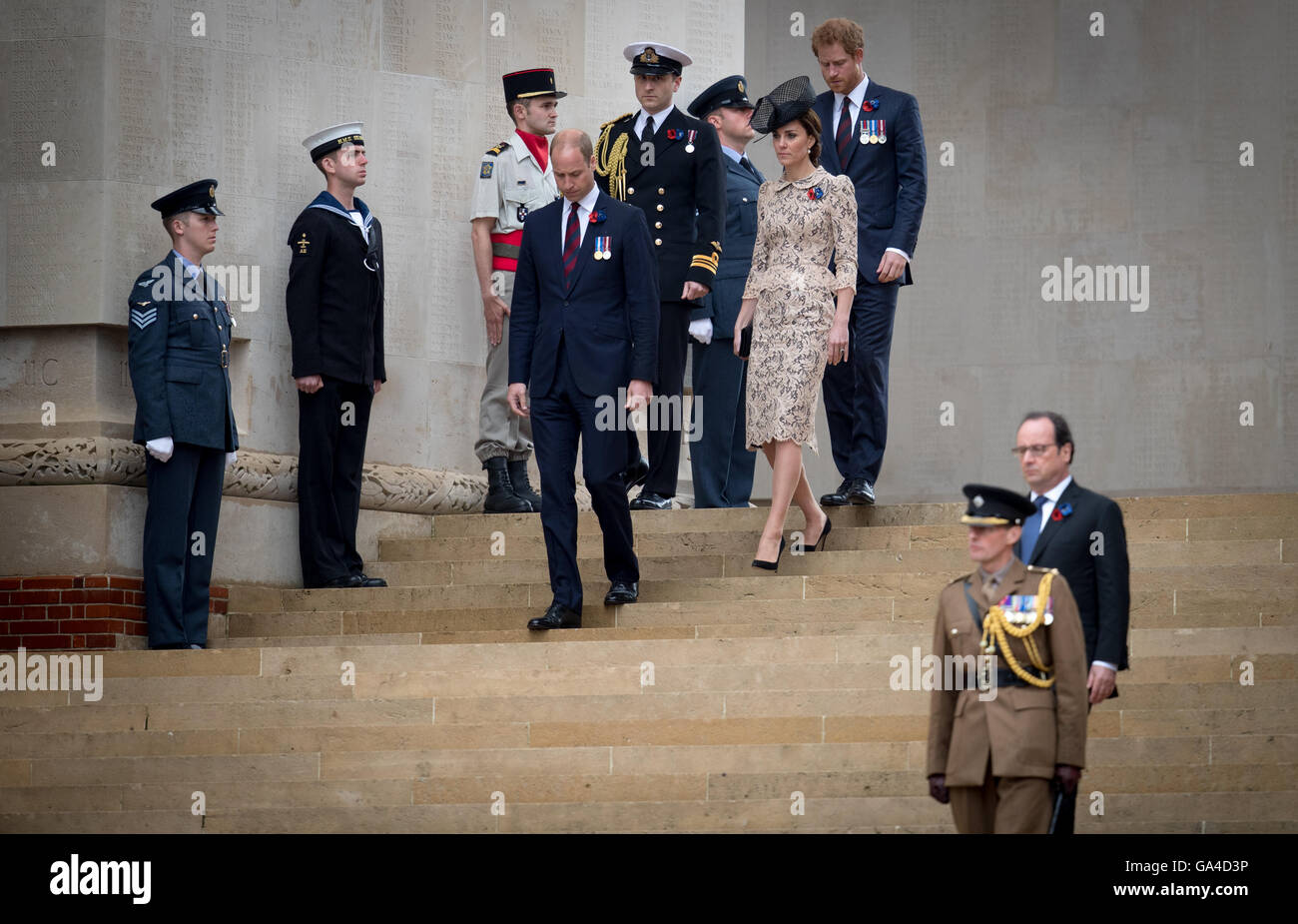 In Gran Bretagna da Principi William e Harry con Catherine, duchessa di Cambridge e il presidente francese Francoise Hollande frequentare il centesimo anniversario dell inizio della Battaglia delle Somme a Theipval nel nord della Francia. Foto Stock