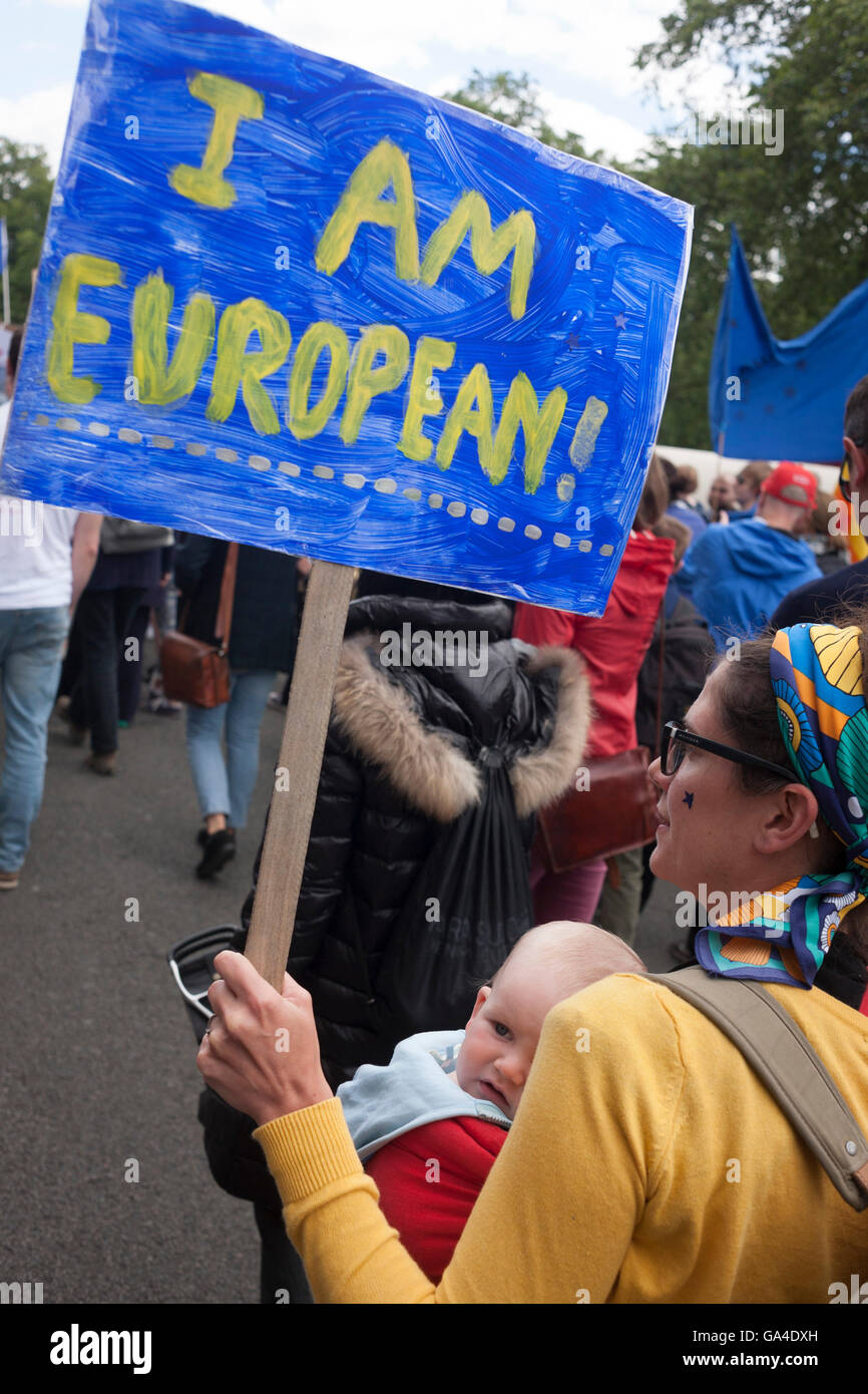 Migliaia di elettori britannici marzo a Londra per protestare contro il referendum la decisione di lasciare la UE (Brexit) il 2 luglio 2016, a Londra REGNO UNITO. I dimostranti al 'Marco per l'Europa" rally, che è stato organizzato il social media camminato da Park Lane nel cuore del governo del Regno Unito a Westminster per inviare un messaggio di insoddisfazione nel risultato del referendum. Più di 46,5 milioni di persone hanno votato al referendum del 23 giugno, che ha portato nel Regno Unito il voto da 51,9% a 49,1% di ritirarsi dall'Unione europea. Foto Stock