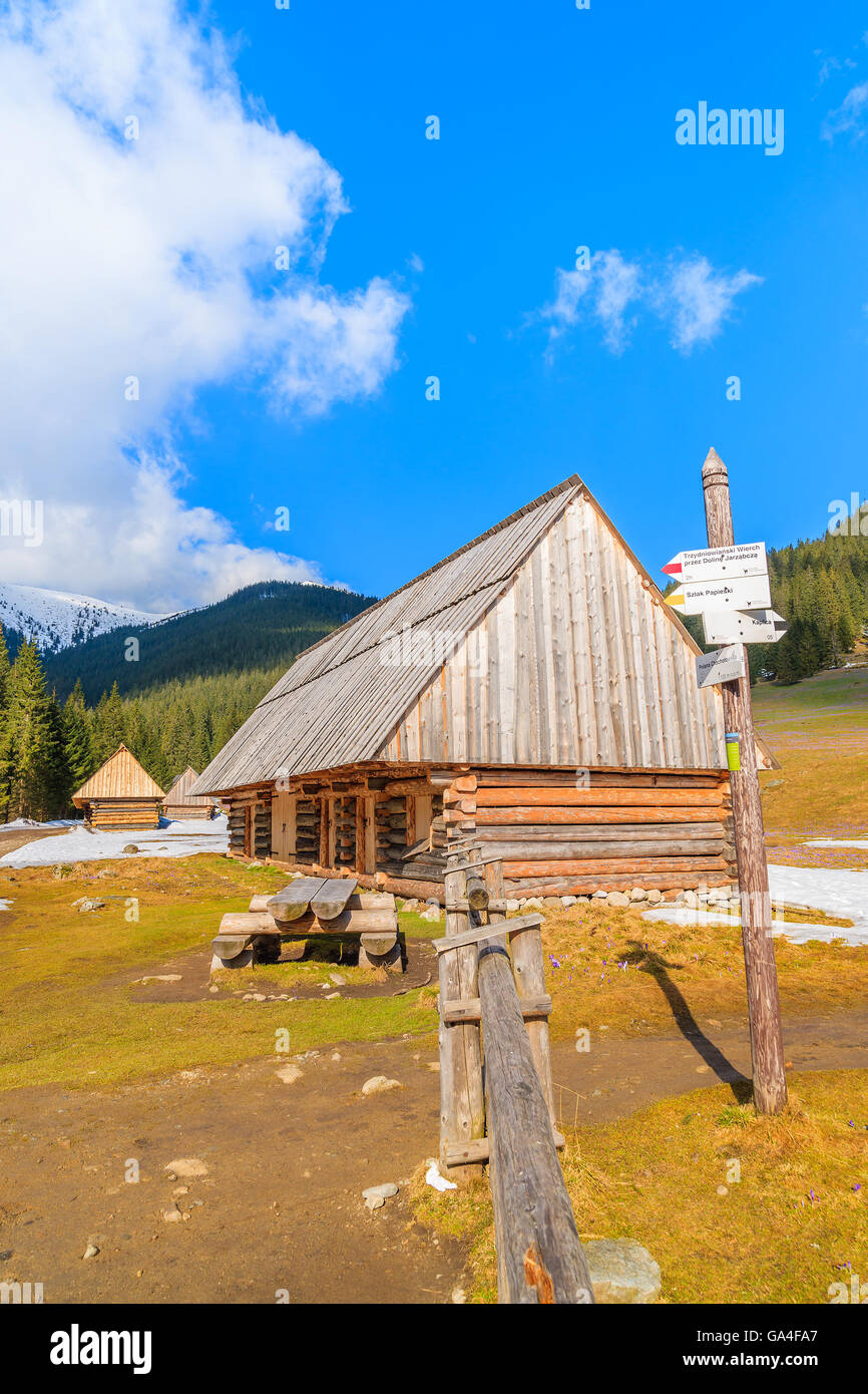 Capanna in legno e il sentiero di montagna accedi Chocholowska valle nella stagione primaverile, Monti Tatra, Polonia Foto Stock