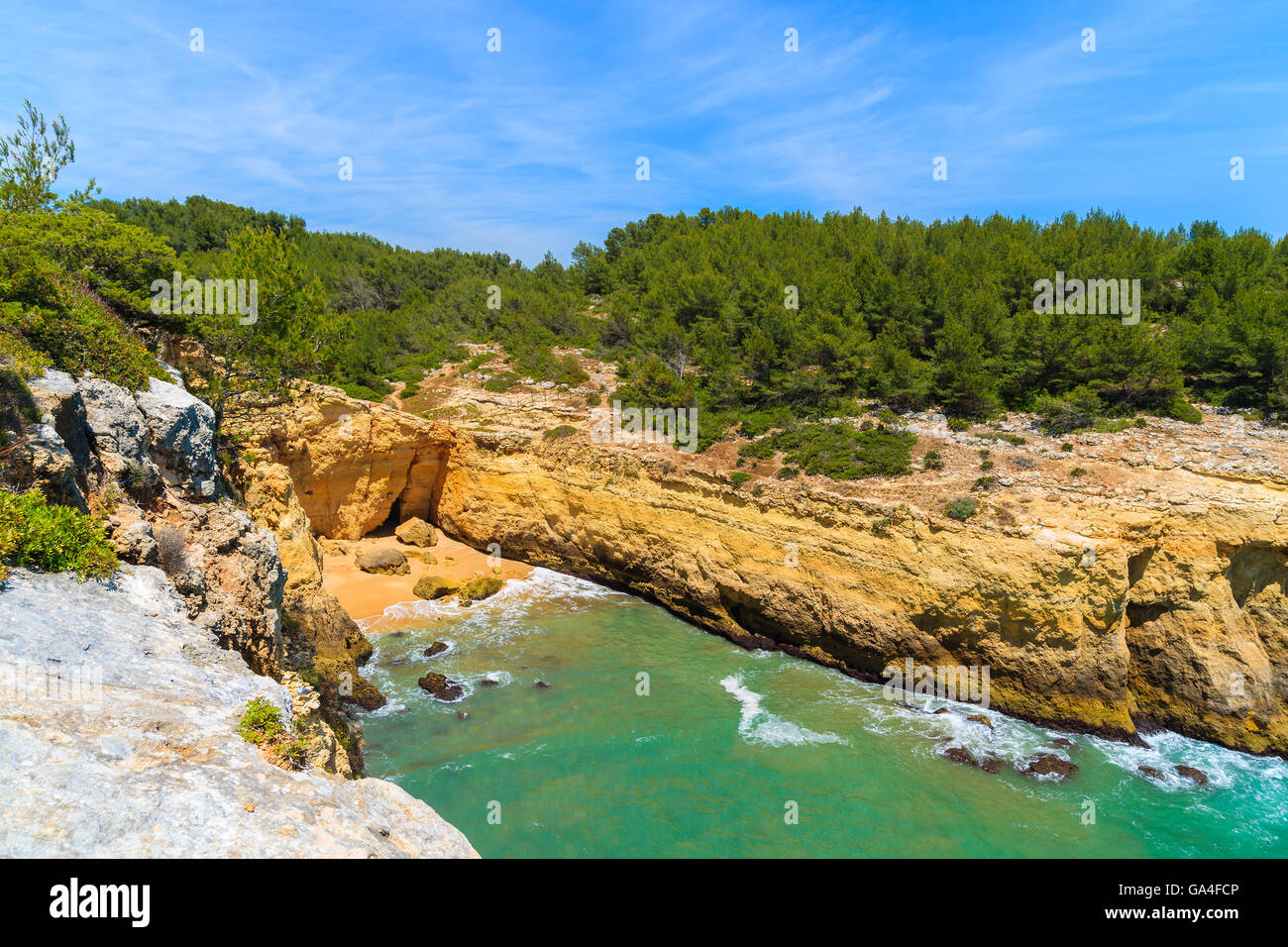 Appartata spiaggia nella baia con pareti rocciose a strapiombo sulla costa della regione di Algarve, PORTOGALLO Foto Stock