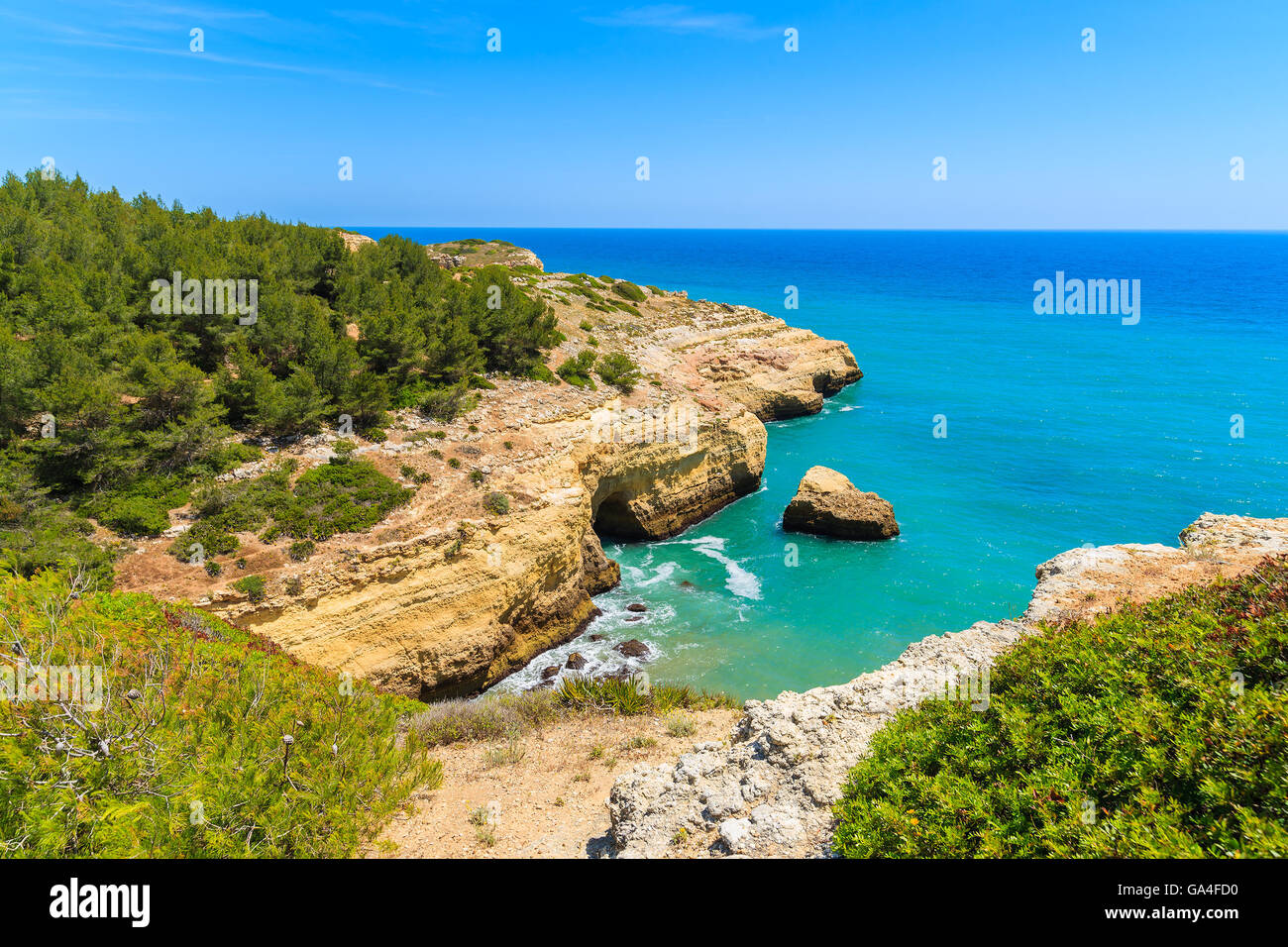 Appartata baia mare con scogliere sulla costa della regione di Algarve, PORTOGALLO Foto Stock