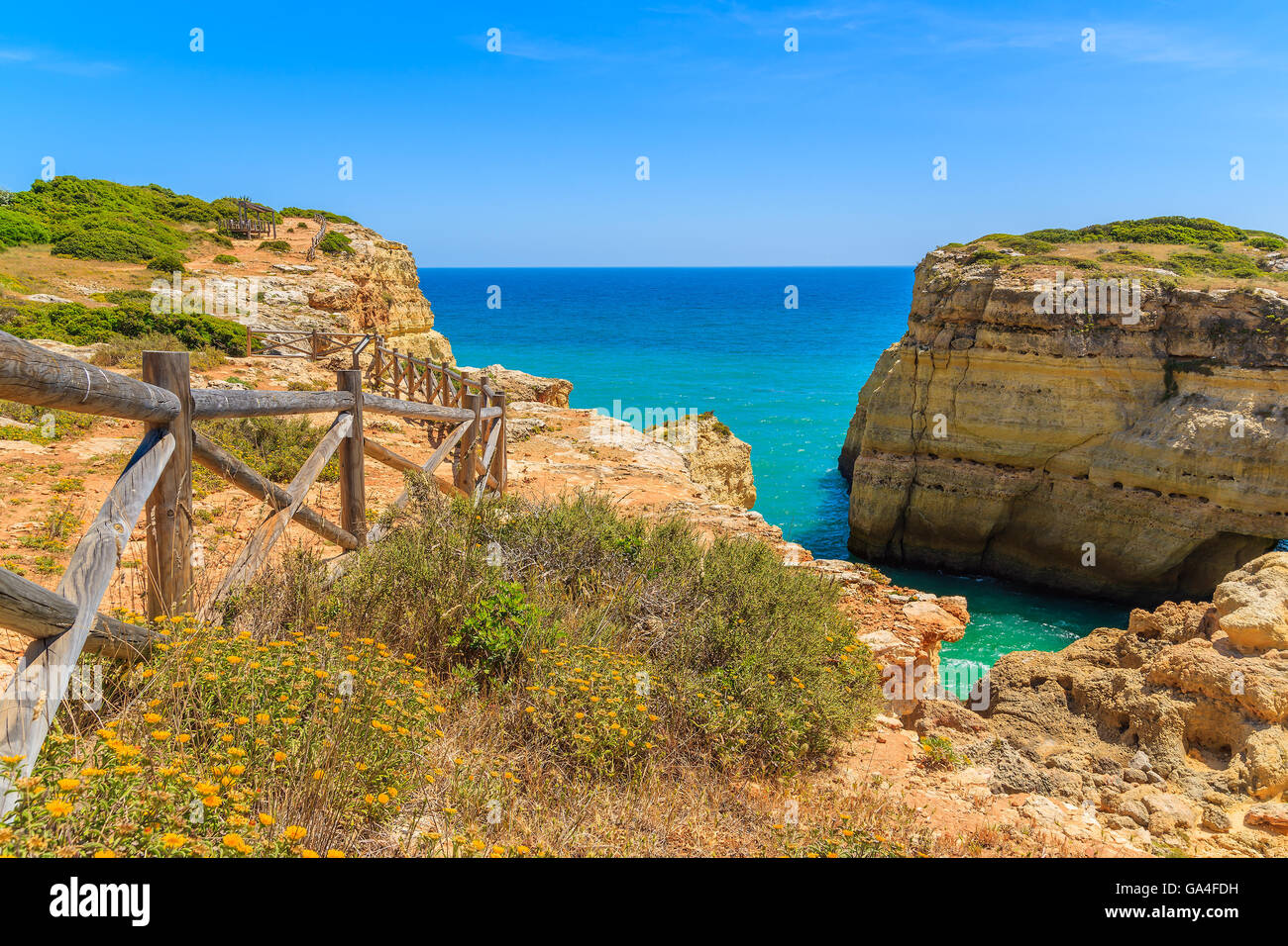 Il mare blu e cliff percorso sulla costa del Portogallo, regione Algarve Foto Stock