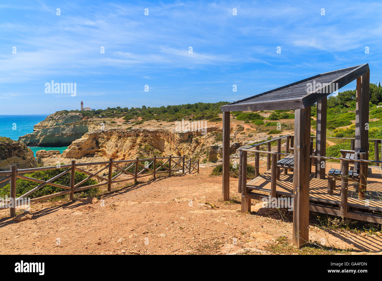 Luogo di riposo sulla scogliera percorso sulla costa del Portogallo, regione Algarve Foto Stock