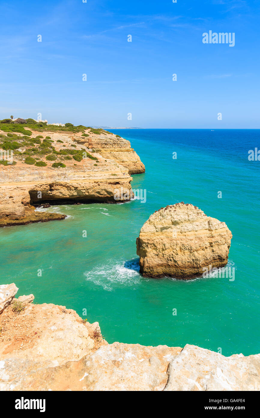 Rock in turchese del mare sulla costa del Portogallo vicino a Carvoeiro città Foto Stock