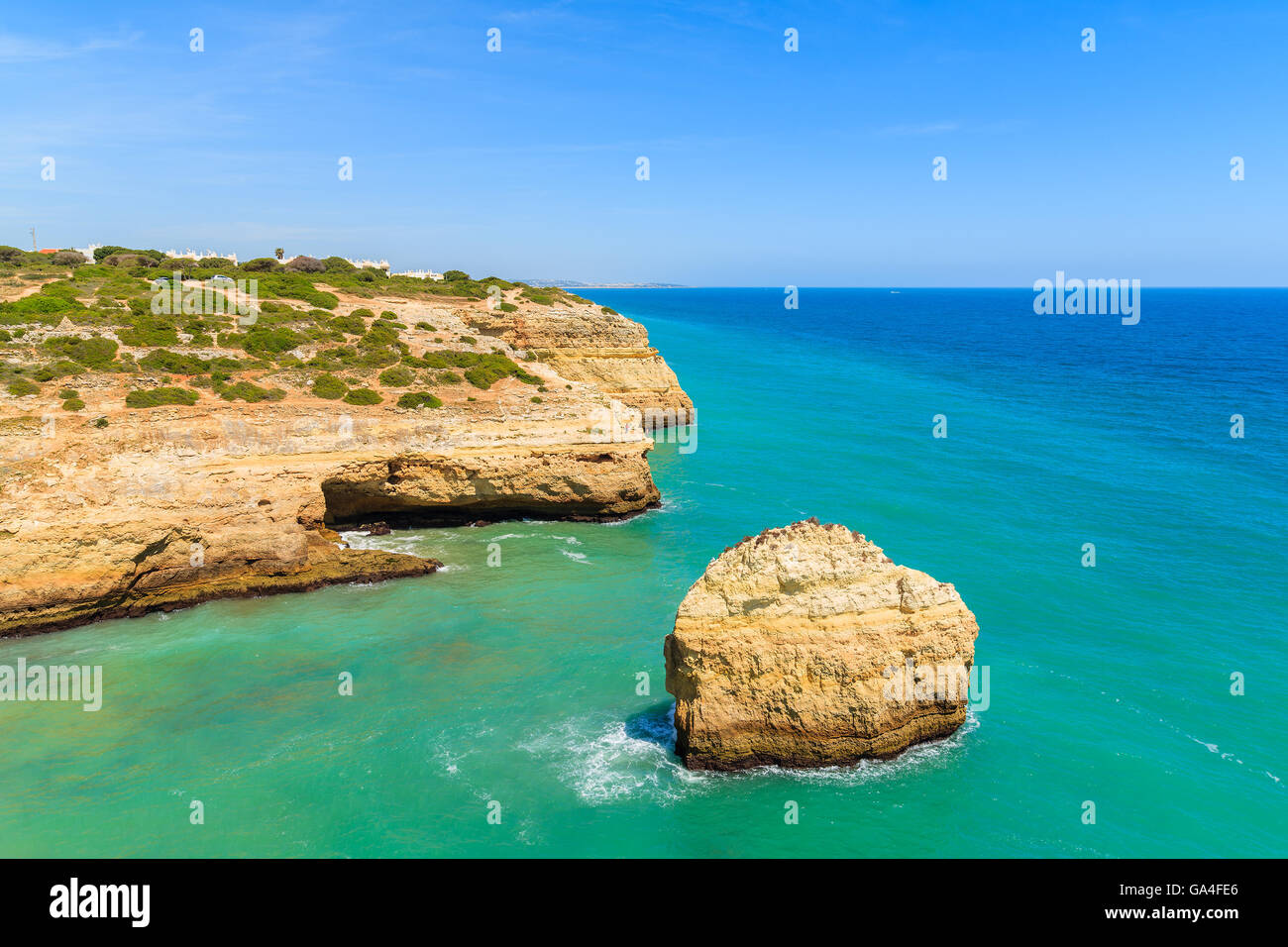 Rock in turchese del mare sulla costa del Portogallo vicino a Carvoeiro città Foto Stock