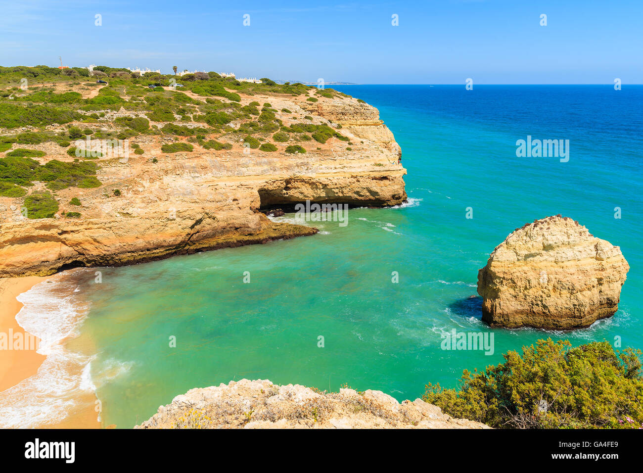 Spiaggia e rock in turchese del mare sulla costa del Portogallo vicino a Carvoeiro città Foto Stock