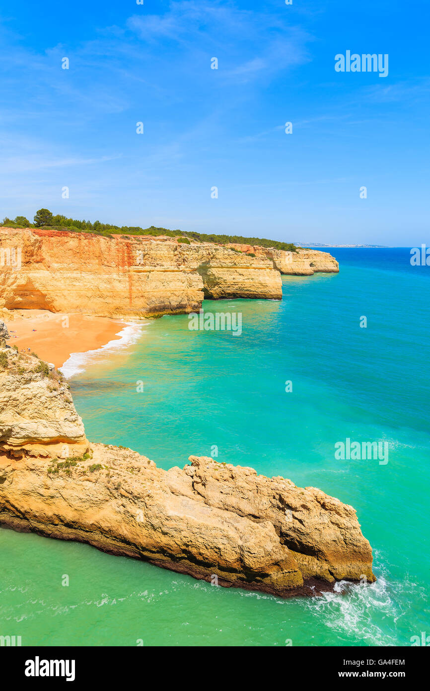 Oceano turchese acqua e rocce scogliera sulla costa del Portogallo nella regione di Algarve Foto Stock
