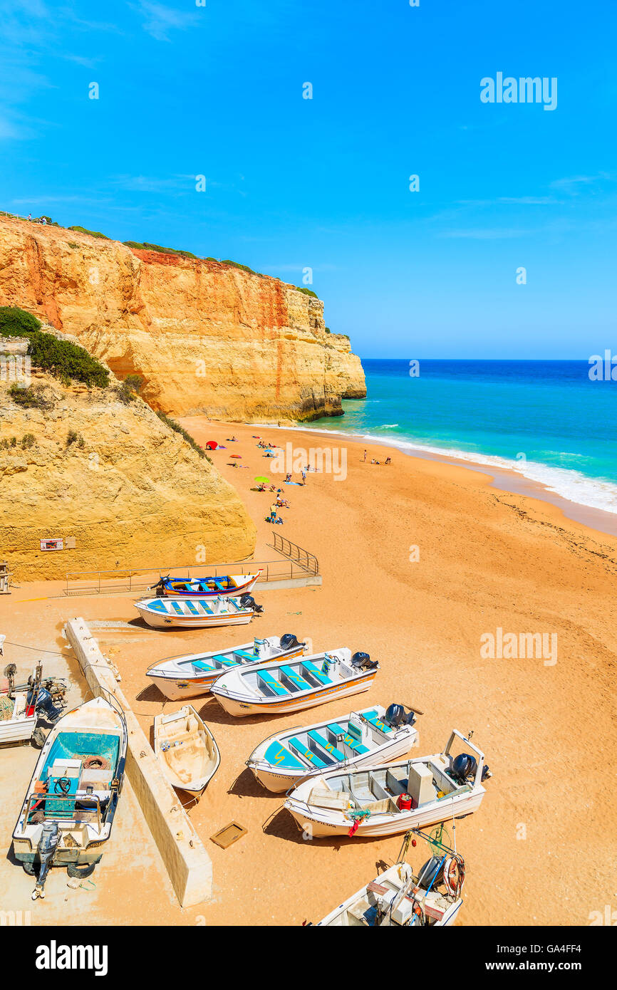 A BENAGIL Beach, Portogallo - 11 Maggio 2015: barche di pescatori sulla spiaggia a Benagil, famoso villaggio costiero a sud della regione di Algarve. Foto Stock