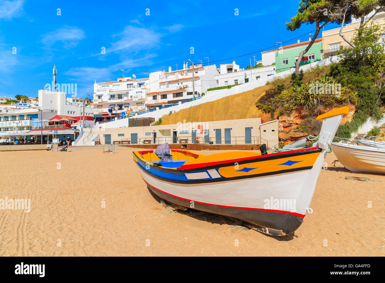 Barche da pesca sulla spiaggia nella città di Carvoeiro, Portogallo Foto Stock