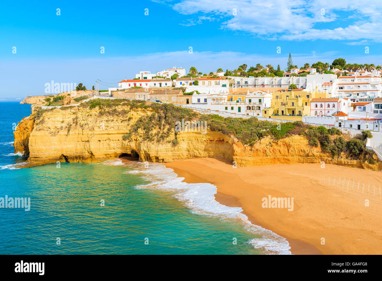 Una vista della spiaggia con case colorate in Carvoeiro villaggio di pescatori, Portogallo Foto Stock