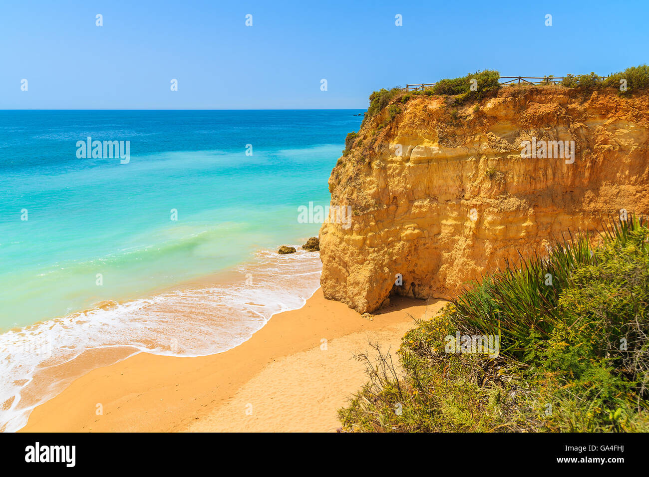 Spiaggia di sabbia con rocce scogliera sulla bellissima Praia da rocha beach, regione di Algarve, PORTOGALLO Foto Stock