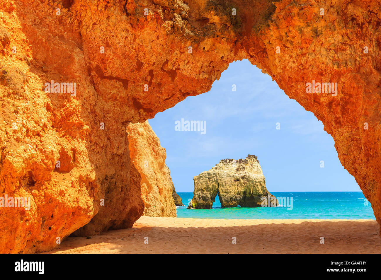 Arco di una scogliera di roccia Alvor sulla spiaggia e la vista del mare, Portogallo Foto Stock
