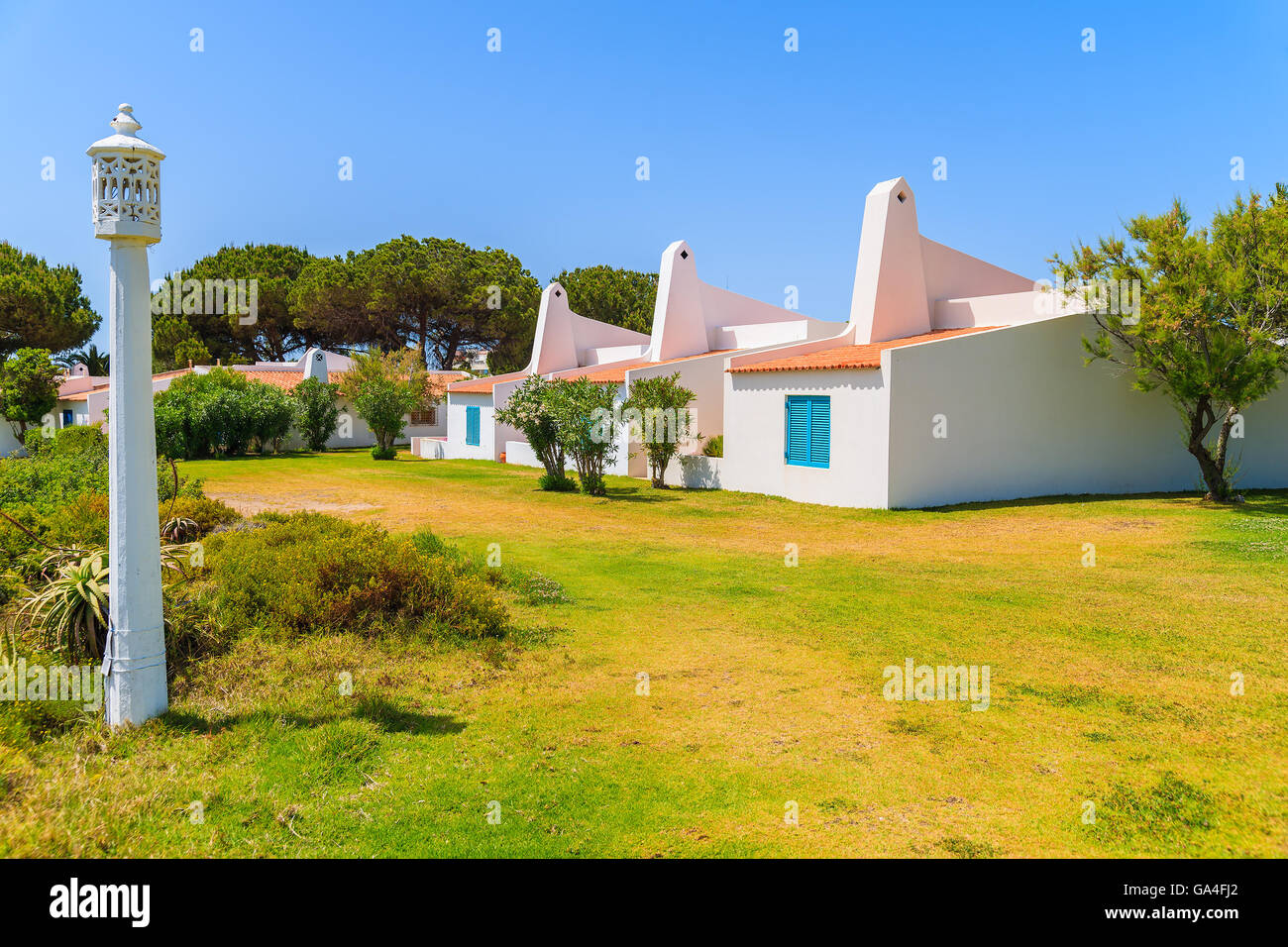 Giardino con tipiche case vacanze in Alvor città, regione di Algarve, PORTOGALLO Foto Stock