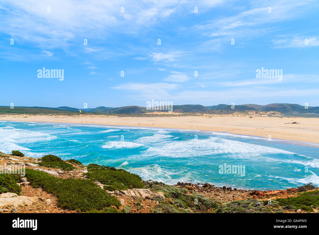 Una vista della bellissima spiaggia di Bordeira, famoso luogo di surf nella regione di Algarve, PORTOGALLO Foto Stock
