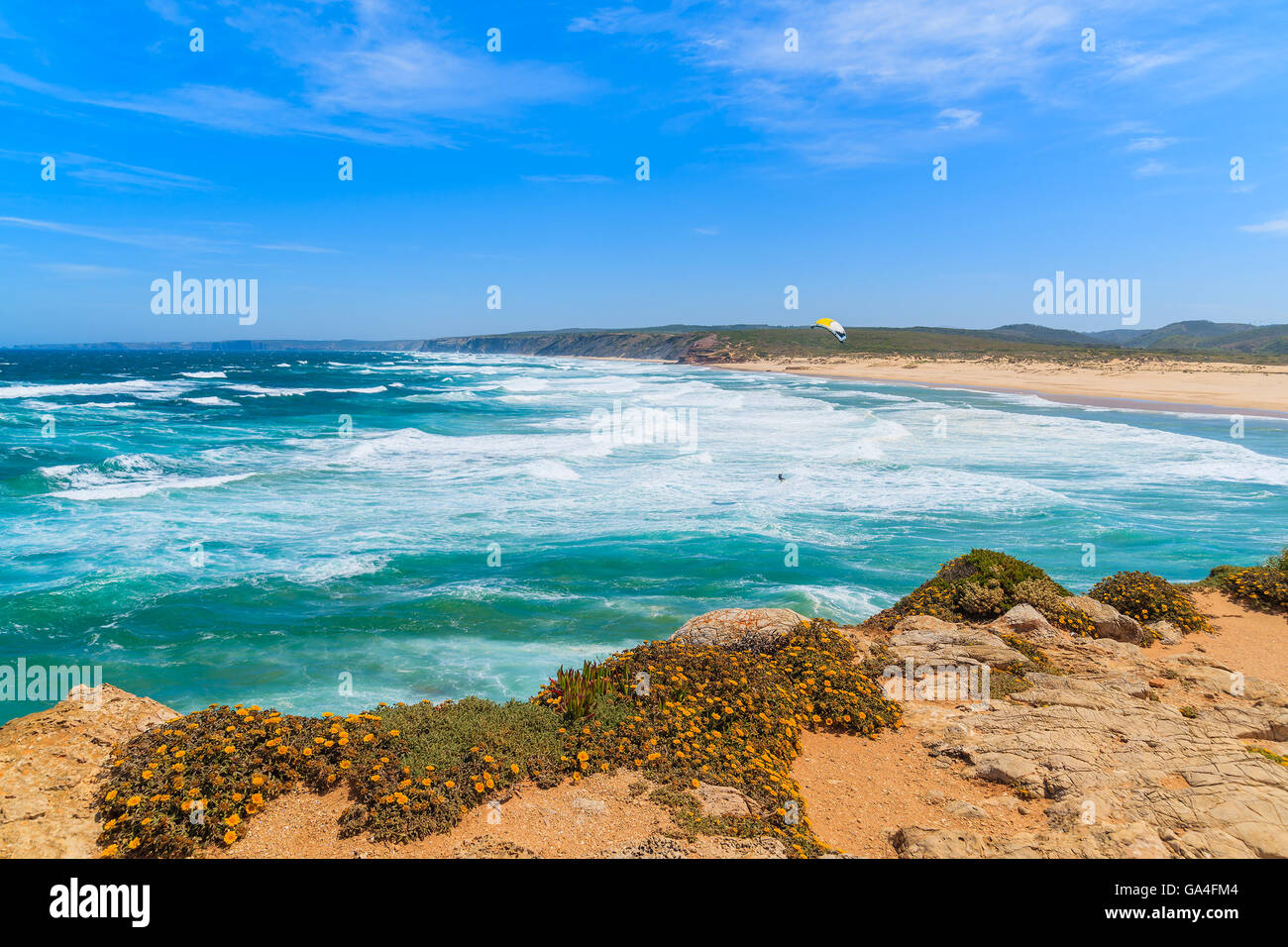 Le onde del mare a Praia do Bordeira beach, luogo famoso per il windsurf, regione di Algarve, PORTOGALLO Foto Stock