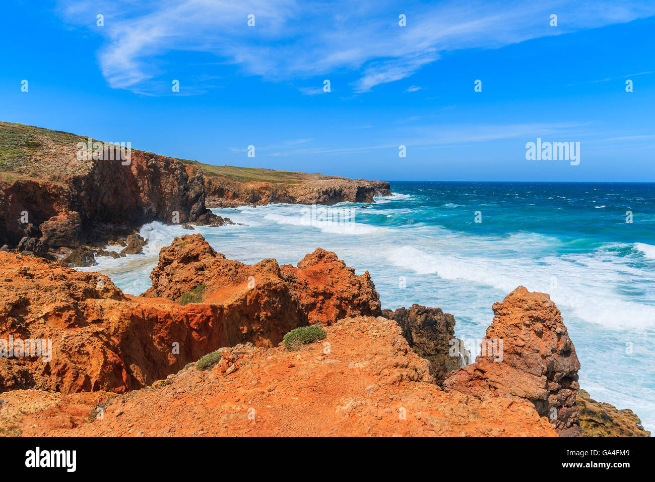 Le onde del mare a Praia do Bordeira beach, luogo famoso per il windsurf, regione di Algarve, PORTOGALLO Foto Stock