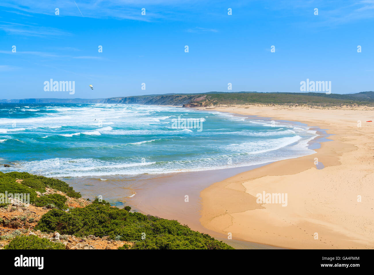 Una vista della bellissima spiaggia di Bordeira, famoso luogo di surf nella regione di Algarve, PORTOGALLO Foto Stock