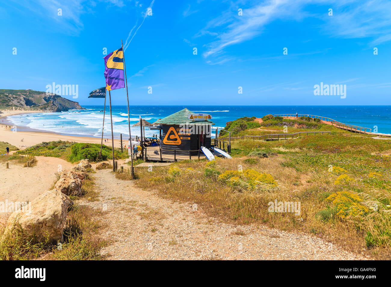 AMADO Beach, Portogallo - 15 Maggio 2015: scuola di surf chiosco sulla spiaggia Praia do Amado spiaggia in primavera, regione di Algarve, Portogallo. Questa zona è famosa surf posto in tutto il Portogallo. Foto Stock