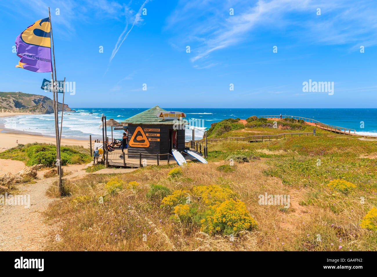 PRAIA DO AMADO Beach, Portogallo - 15 Maggio 2015: scuola di surf booth su una spiaggia bellissima nel regione Algarve. Il surf è lo sport popolare nel sud-ovest del Portogallo a causa di frequenti forti venti qui. Foto Stock