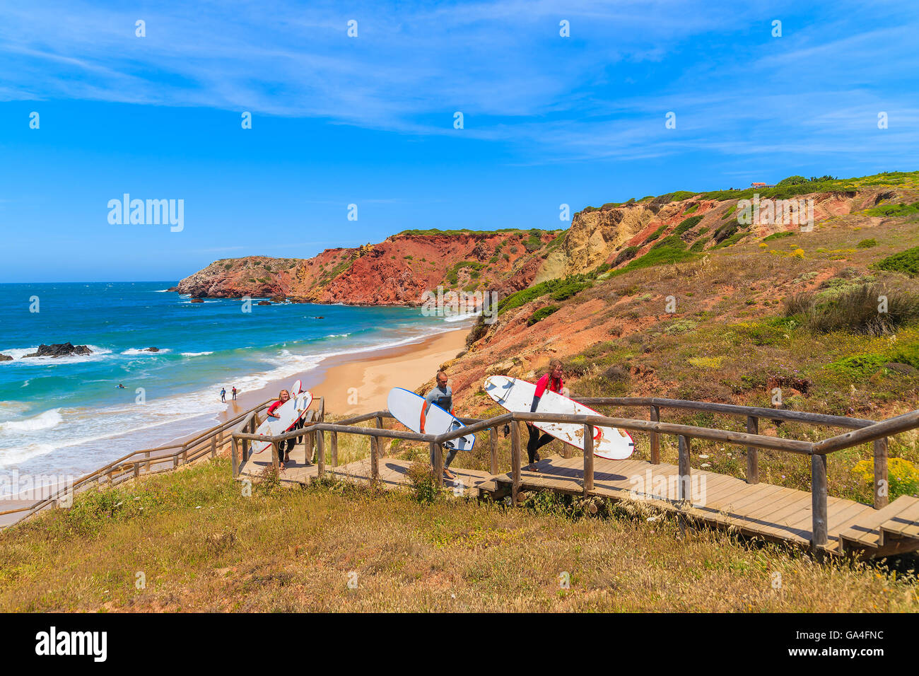 PRAIA DO AMADO Beach, Portogallo - 15 Maggio 2015: surfers camminando sulla passerella dalla bella spiaggia nella regione di Algarve. Il surf è lo sport popolare nel sud-ovest del Portogallo a causa di frequenti forti venti. Foto Stock