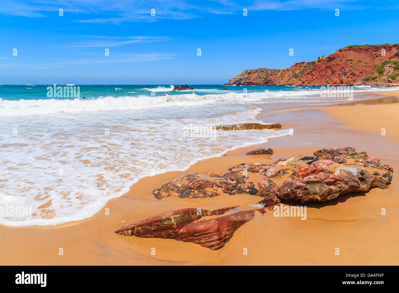 Pietra su Praia do Amado beach, luogo famoso per il surf, la regione di Algarve, Porto Foto Stock
