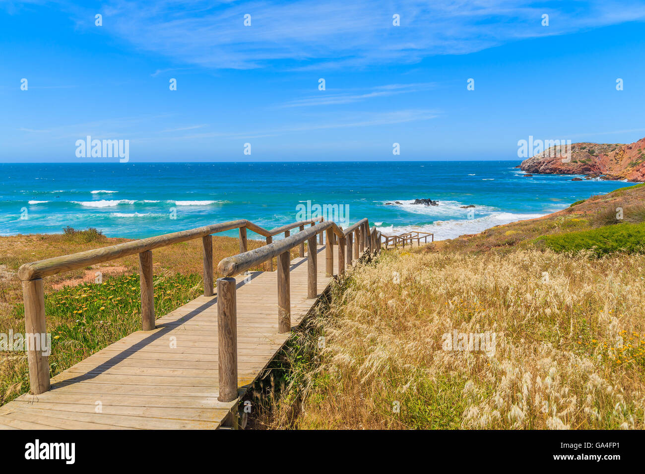 La passerella a Praia do Amado beach, luogo famoso per il surf, la regione di Algarve, PORTOGALLO Foto Stock