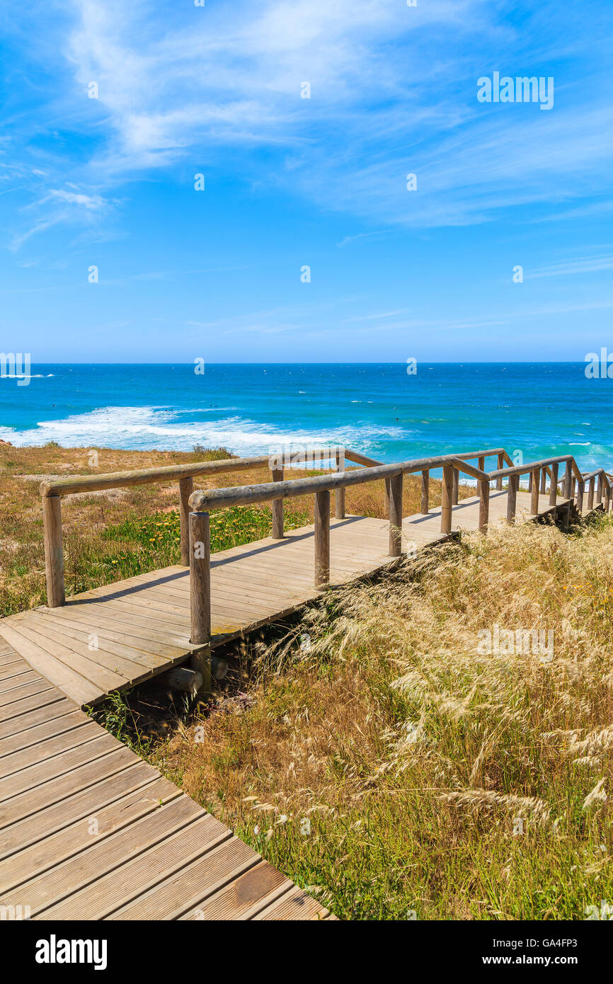 La passerella a Praia do Amado beach, luogo famoso per il surf, la regione di Algarve, PORTOGALLO Foto Stock