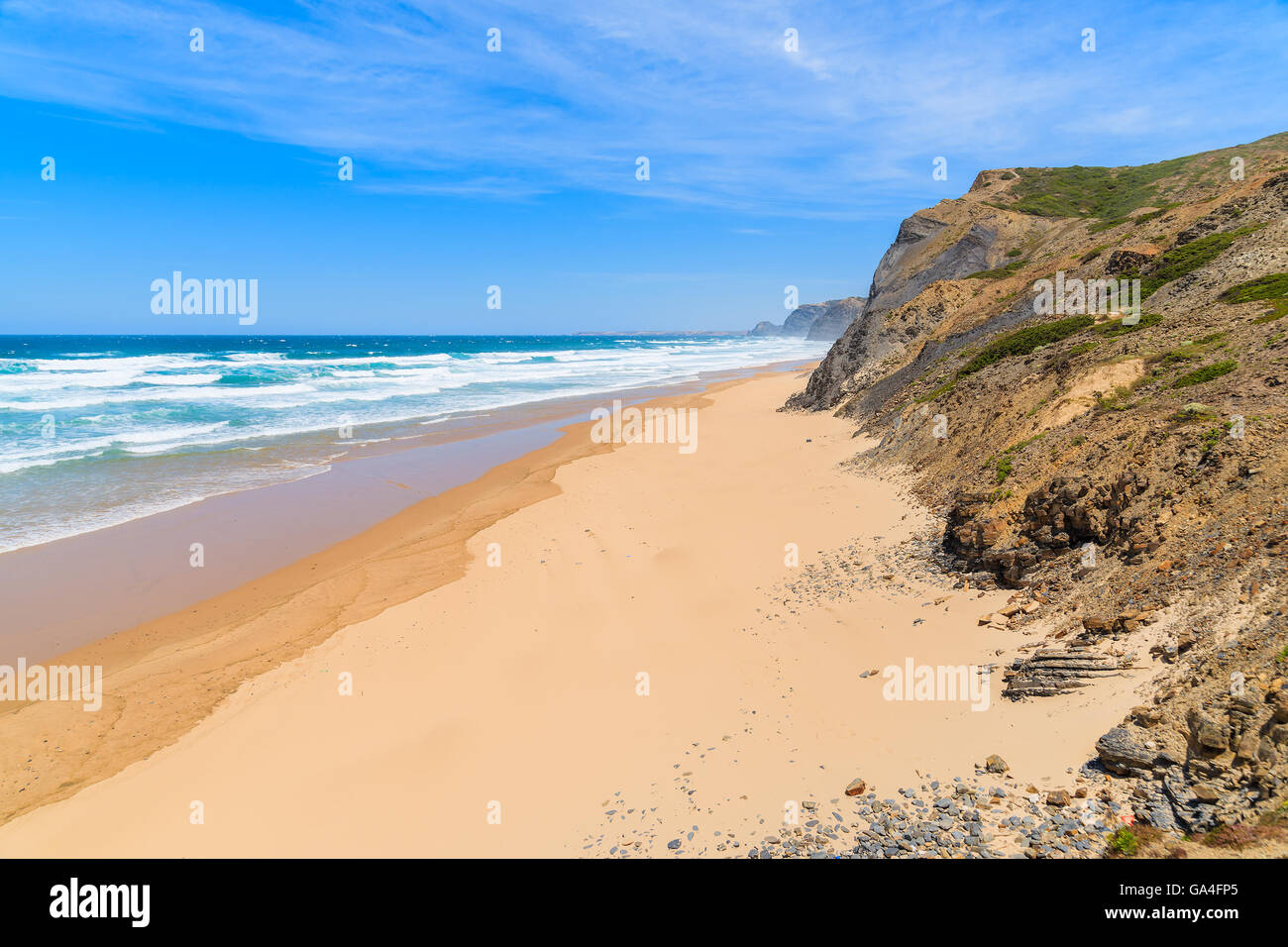 Sabbiosa spiaggia Castelejo, luogo famoso per il surf, la regione di Algarve, PORTOGALLO Foto Stock