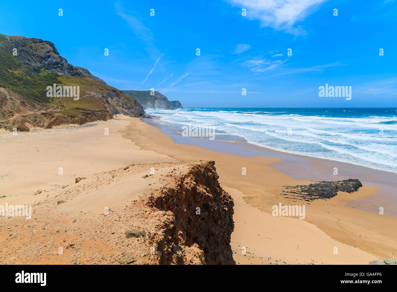 Una vista di sabbia spiaggia Castelejo, luogo famoso per il surf, la regione di Algarve, PORTOGALLO Foto Stock