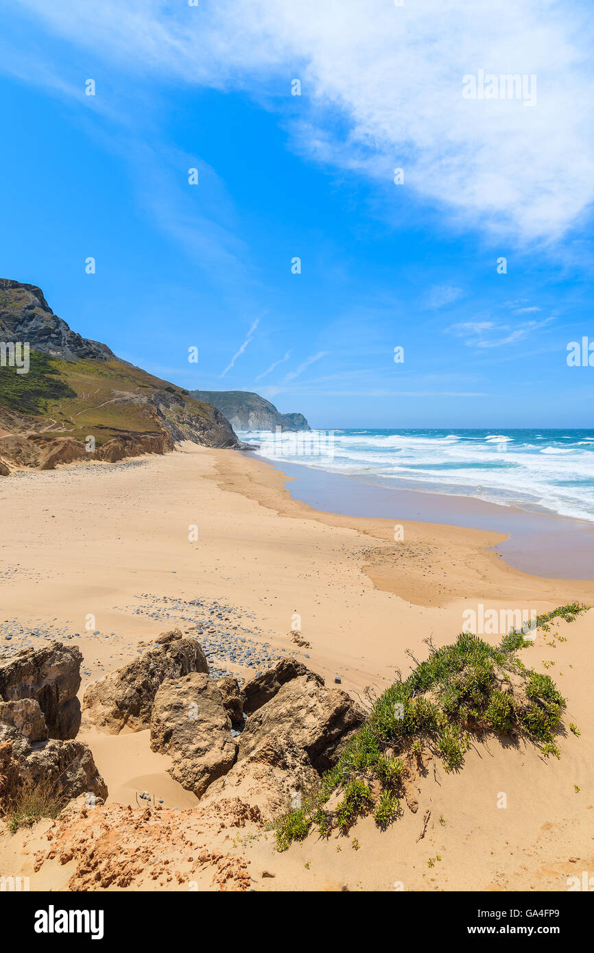 Una vista di sabbia spiaggia Castelejo, luogo famoso per il surf, la regione di Algarve, PORTOGALLO Foto Stock