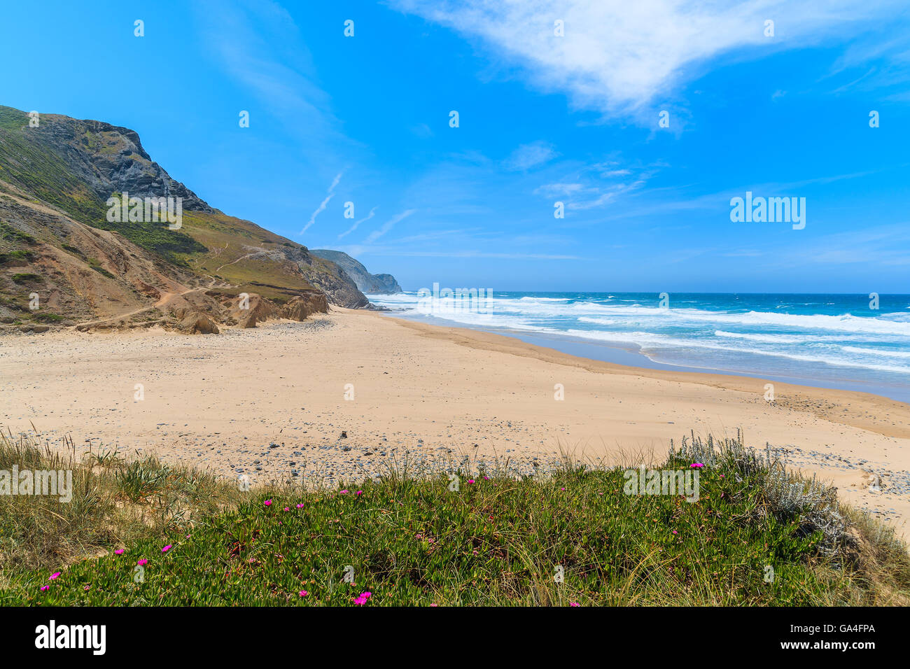 Una vista di sabbia spiaggia Castelejo, luogo famoso per il surf, la regione di Algarve, PORTOGALLO Foto Stock