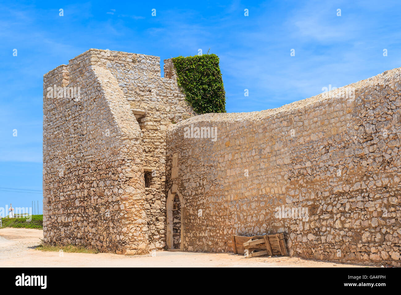 Muro di pietra di Fortaleza de Belixe castello vicino Cabo Sao Vicente, Portogallo Foto Stock