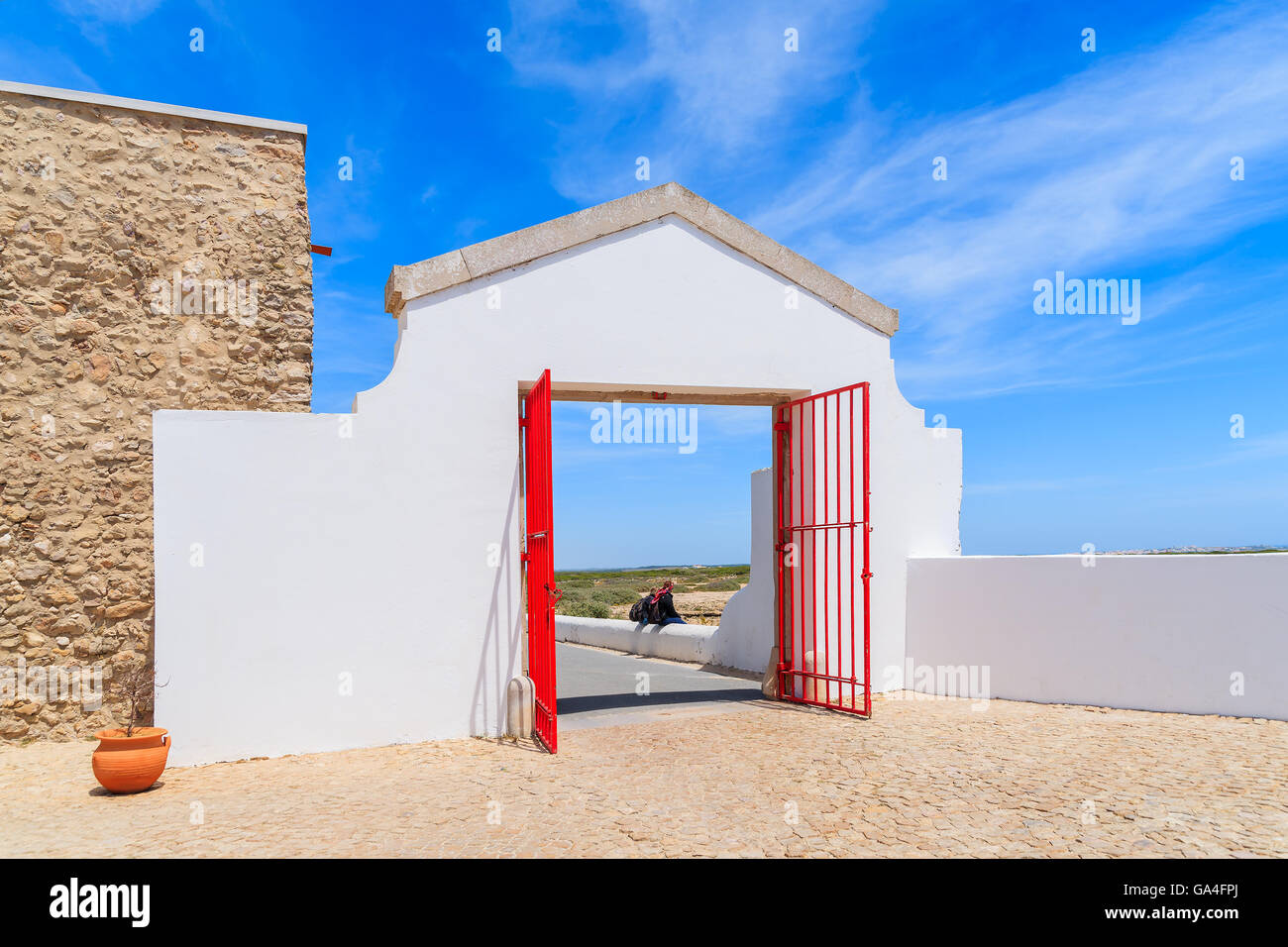 White cancello di ingresso a Cabo Sao Vicente faro sulla costa del Portogallo vicino a Lagos Foto Stock