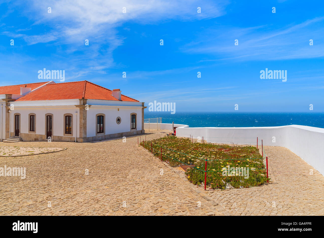 Edifici di Cabo Sao Vicente faro sulla costa del Portogallo vicino a Lagos Foto Stock
