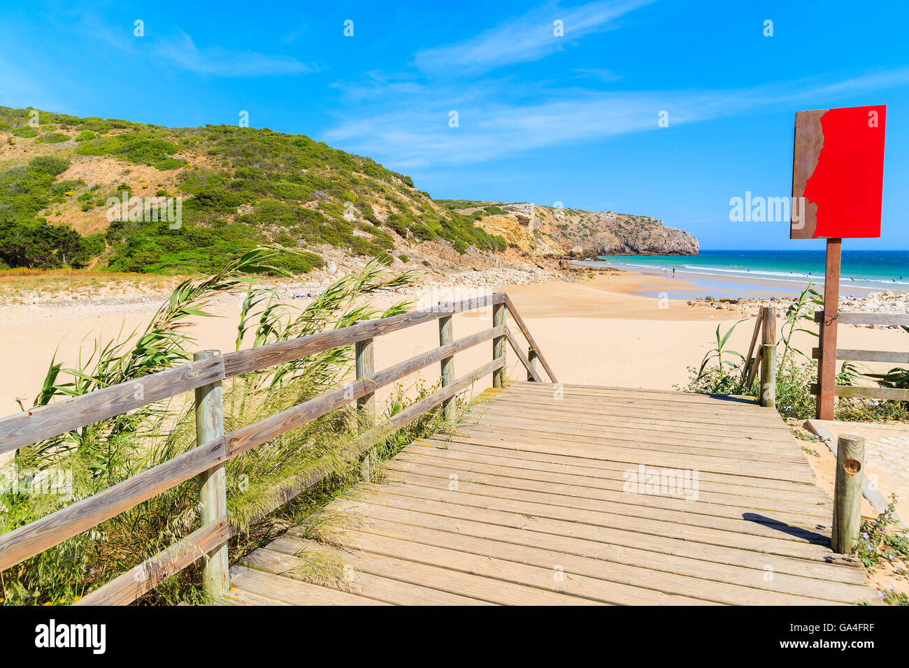La passerella di Zavial beach, famoso luogo di surf, Portogallo Foto Stock