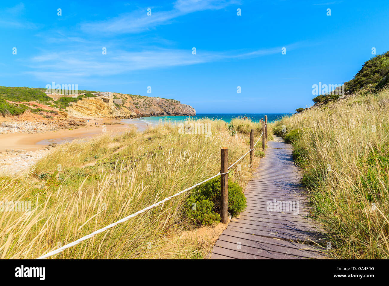 La passerella alla bellissima spiaggia di Zavial lungo la prateria, Portogallo Foto Stock