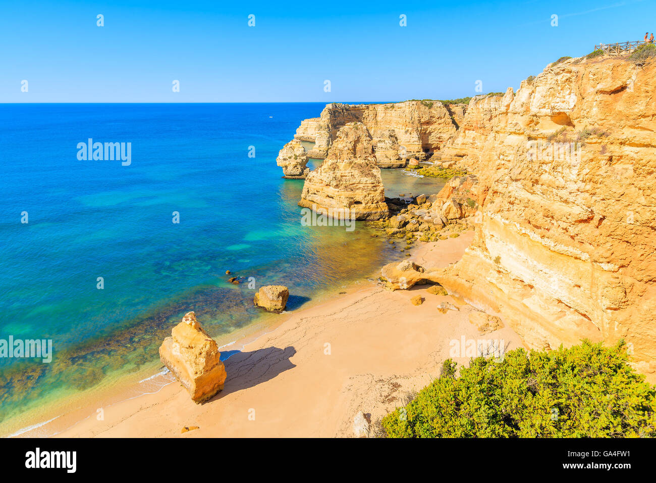 Vista della famosa spiaggia di Marinha e rocce che scendono dalla parte superiore, Algarve, PORTOGALLO Foto Stock