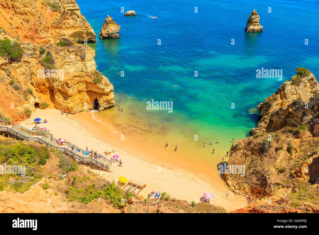 Il mare turchese acqua a Camilo Spiaggia con scogli di roccia, regione di Algarve, PORTOGALLO Foto Stock