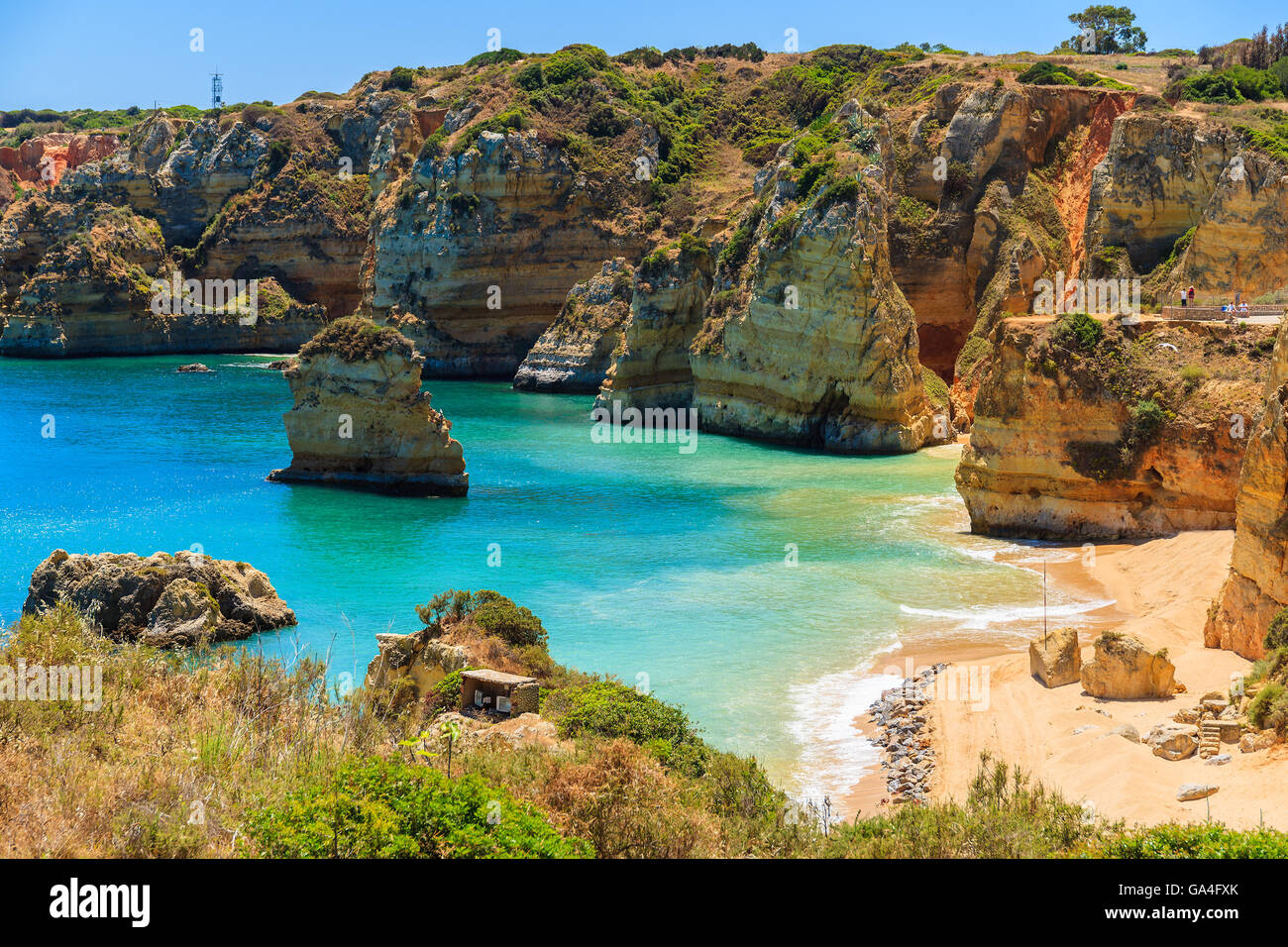 Vista della famosa Praia Dona Ana beach con acqua del mare turchese e scogliere, Portogallo Foto Stock