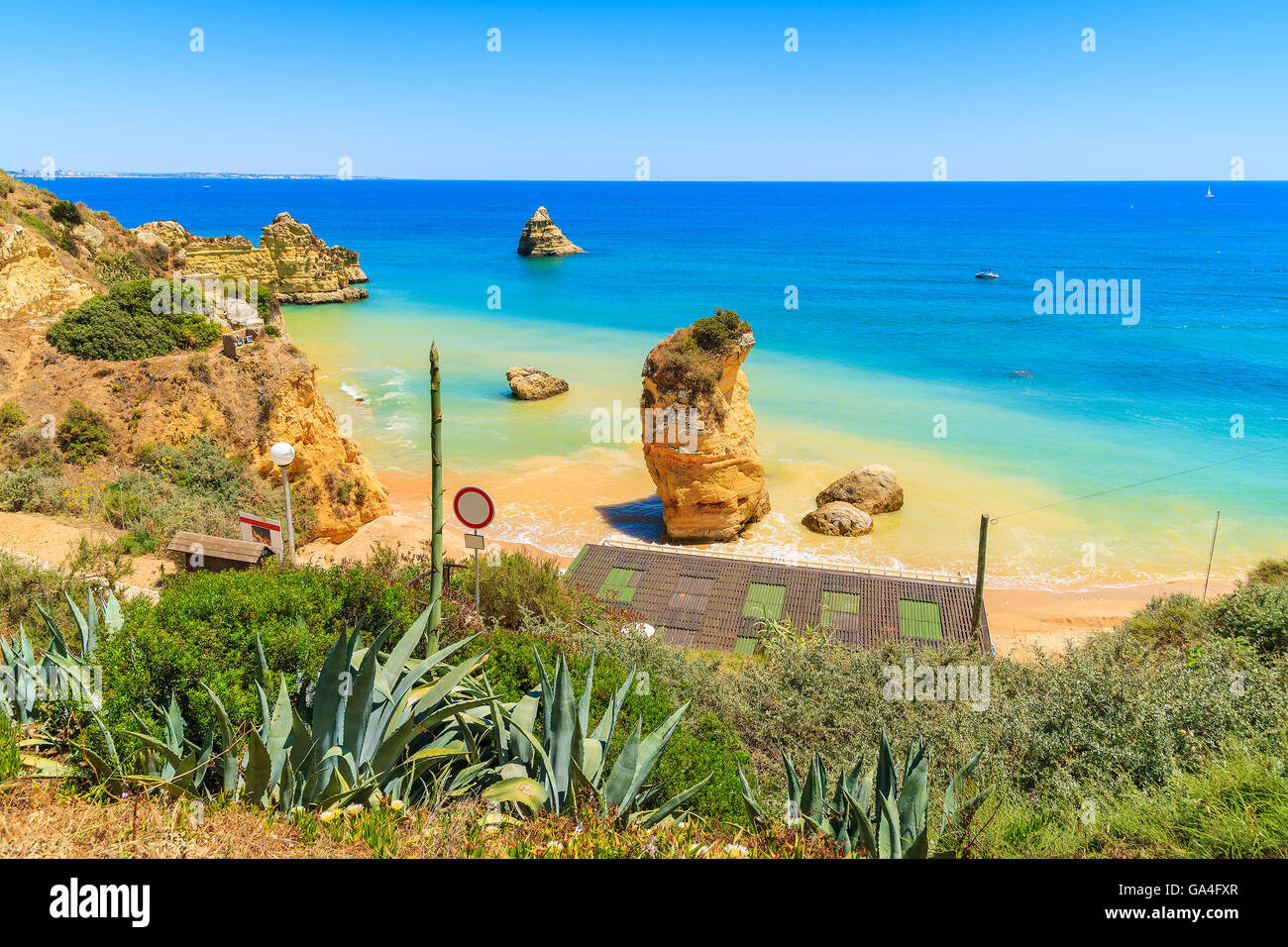 Vista della famosa Praia Dona Ana beach con acqua del mare turchese e scogliere, Portogallo Foto Stock