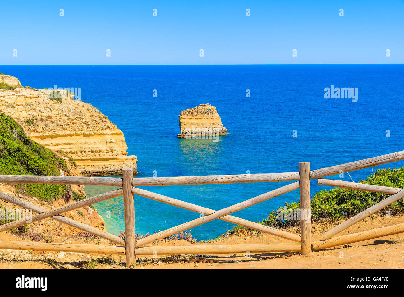 Staccionata in legno sulla scogliera percorso sulla costa del Portogallo nella regione di Algarve vicino a Praia de Marinha beach Foto Stock