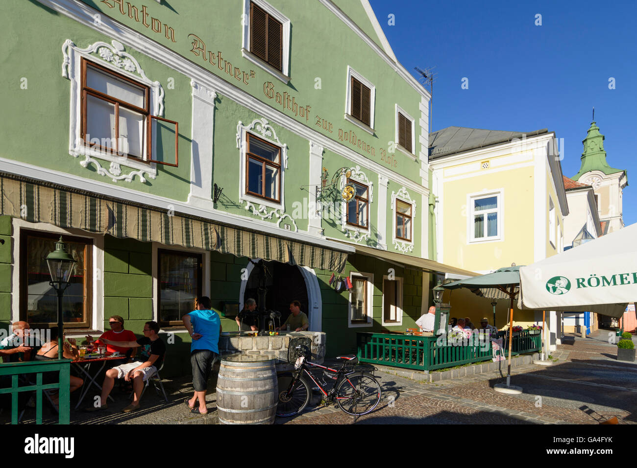 Zwettl Trinity Square con la locanda della Rosa d Oro , a destra il municipio Austria Niederösterreich, Bassa Austria Waldviertel Foto Stock