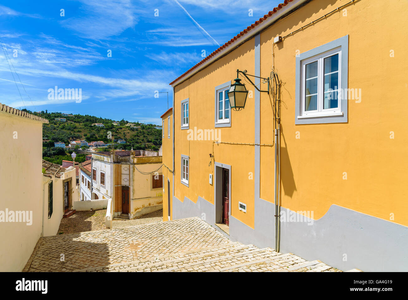 Strada stretta nella città vecchia di Silves con case colorate, Portogallo Foto Stock