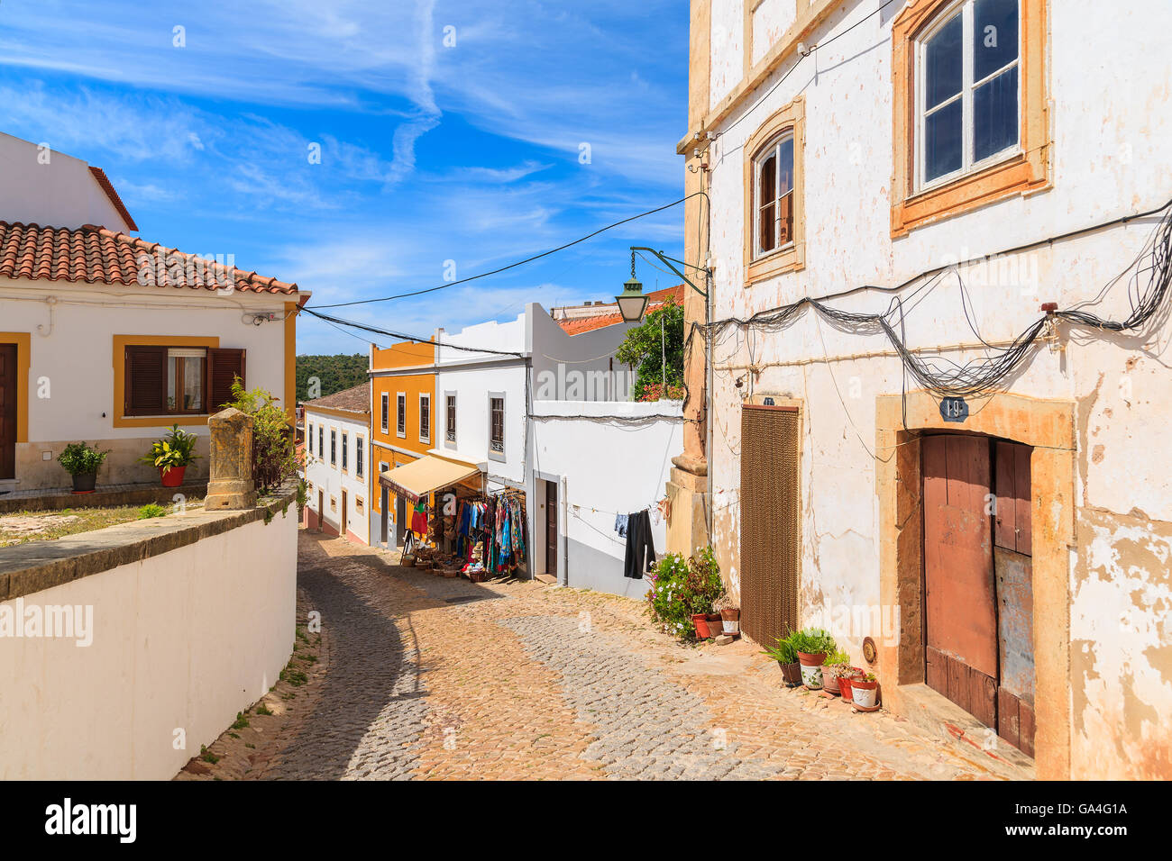 Città di Silves, Portogallo - 17 Maggio 2015: stretta street nella città vecchia di Silves con case colorate. Foto Stock
