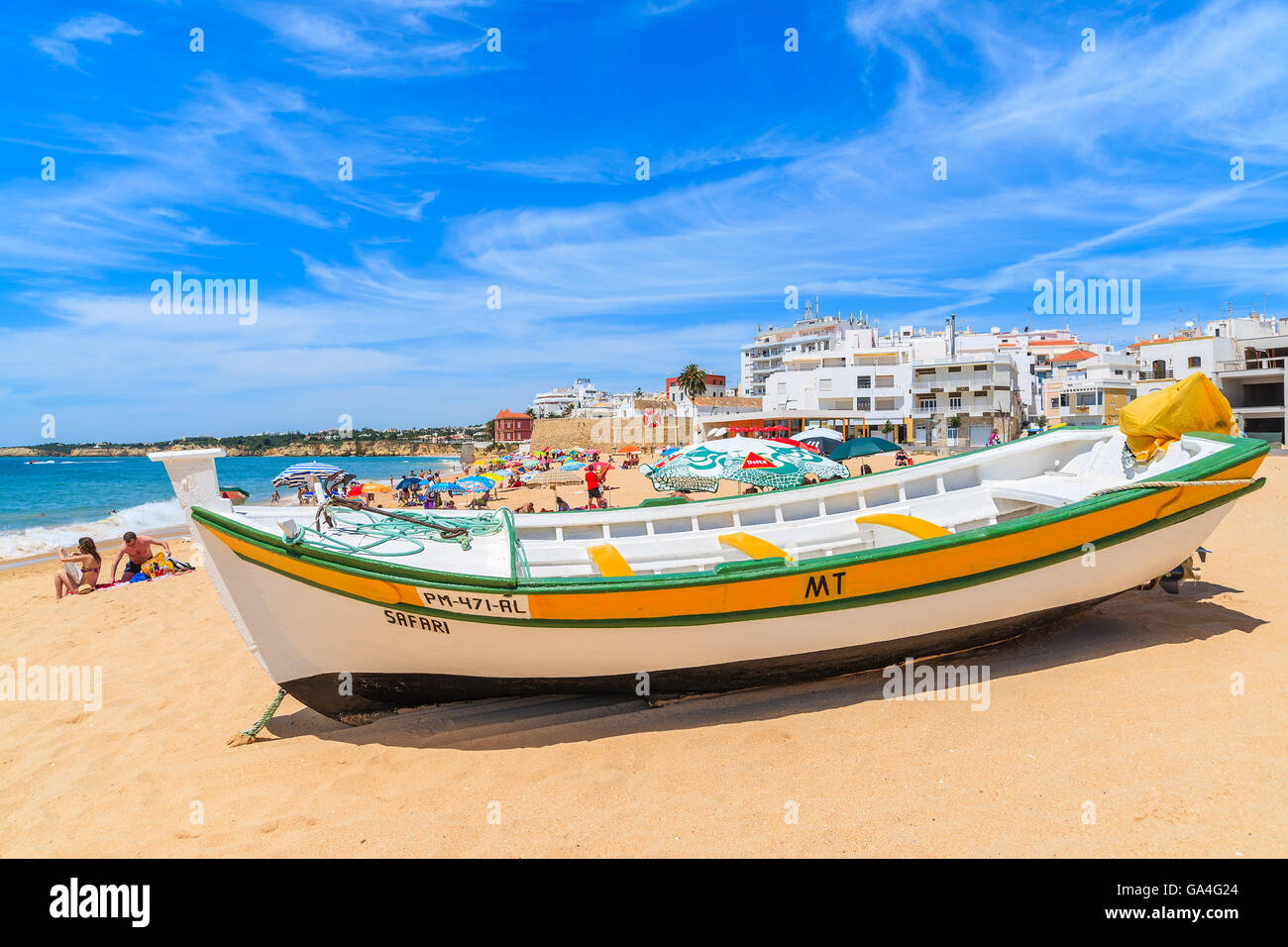 ARMACAO DE PERA Beach, Portogallo - 17 Maggio 2015: tipico colorate barche da pesca sulla spiaggia di Armacao de Pera città costiera. Regione di Algarve è meta di vacanze in Portogallo. Foto Stock